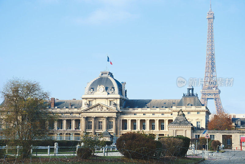 École militaire和法国巴黎的埃菲尔铁塔
